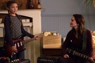 Loudermilk – Lizzy (Emma Tremblay, l.); Allison Montgomery (Laura Mennell, r.)