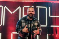 Comedy Clash – Der Berliner Abdel Boudii (Foto) berichtet von kulturellen Begegnungen im O2-Shop. Die Ex-New Yorkerin Tamika Campbell kennt keine guten deutschen Schimpfwörter und der Würzburger Robert Alan weiß um die Schattenseiten des Drogenkonsums. Wer setzt sich durch?