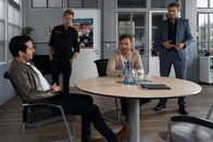 Die Rosenheim-Cops – Alois Kroiß (Sebastian Gerold, 2.v.r.) muss sich den Kommissaren Kaya (Baran Hêvî, l.) und Hansen (Igor Jeftić, r.) sowie Polizeihauptmeister Mohr (Max Müller, 2.v.l.) gegenüber rechtfertigen, woher das Bargeld für seinen neuen Sportwagen stammt.