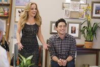 Superstore – Kelly (Kelly Stables, l.); Jonah (Ben Feldman, r.)