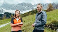 Die Bergretter – Die Ehe von Yvonne (Dagny Dewath) und Johannes Kern (Max Engelke) scheint am Ende.