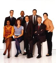 Chaos City – (2. Staffel) - Die große Unterstützung des Bürgermeisters: Janelle (Victoria Dillard, l.), Stuart (Alan Ruck, 2.v.l.), Nikki (Connie Britton, 3.v.l.), Carter (Michael Boatman, 4.v.l.), Michael (Michael J. Fox, 4.v.r.), Paul (Richard Kind, 3.v.r.), Bürgermeister Winston (Barry Bostwick, 2.v.r.) und James (Alexander Gaberman, r.).