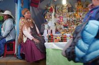Märkte der Welt – Marlene Mamani Ramos (Mi.) verkauft „Alasitas“ auf dem Markt der Wünsche in Puno. Hier treffen althergebrachte Inka-Traditionen auf den von den Spaniern eingeführten Katholizismus.