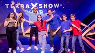 Terra X-Show Kids – Moderatorin Jess Schöne (M.) posiert mit ihren Gästen: Musiker Malik Harris (3.v.l.) und dem klugen Kopf Dr. Philip Häusser (3.v.r.), den Geschwisterteams Michael (r.) und Alexander (2.v.r.) sowie Ewie (l.) und Marla (2.v.l.).
