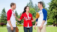 Cedar Cove – Zwischen Paul (Colin Ferguson, li) und Jack (Dylan Neal, re) ist die Stimmung bei einem Baseballspiel angespannt und Olivia (Andie MacDowell, mi) muss dazwischen gehen