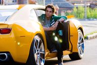 Transformers - Die Rache – Nach der Rettung der Welt kehrt Sam Witwicky (Shia LaBeouf) in sein normales Leben zurück. Ohne Freundin Mikaela und dem treuen Bumblebee (Foto) geht es ans College. Aber die Ruhe währt nicht lange: Erneut steht ein gnadenloser Kampf mit den bösen Decepticons bevor ...