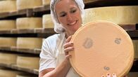 Einstein – Einstein Schweizer Käse: Was macht ihn so einzigartig? Kathrin Hönegger hält einen Käselaib in der Hand. Copyright: SRF