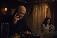 Counterpart – Howard Silk (J.K. Simmons, l.); Baldwin (Sara Serraiocco, r.)