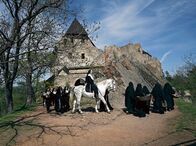 Die Deutschen – PHOENIX HILDEGARD VON BINGEN UND DIE MACHT DER FRAUEN Uhr. Hildegard von Bingen und die Macht der Frauen, zeichnet das Bild einer Frau, die sich gegen die von Männern dominierte mittelalterliche Welt auflehnt.