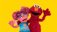 Sesamstraße – Abby (li.) und Elmo (re.) spielen Autofahren.