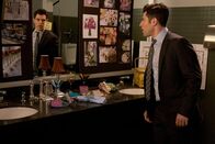 New Girl – In der Männertoilette seiner Arbeitsstätte hat Schmidt (Max Greenfield) sein Hochzeitsatelier errichtet, doch jetzt könnte ihm dieser Ort zum Verhängnis werden ...