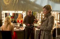 SOKO Stuttgart – Gernot Müller (Dietmar Mössmer, r.), der Vater der "Beauty Queen"-Bewerberin Hanna (Kim Riedle, l.), hat auch hinter den Kulissen viele Filmaufnahmen gemacht. Martina Seiffert (Astrid M. Fünderich) bittet ihn, das Material auf dem Revier vorbeizubringen.