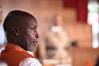 Death in Paradise – Pastor Mason (Leo Wringer) trauert um seine Frau und kann nur sehr begrenzt Mitleid für den ermordeten Jack aufbringen. Immerhin stand Jack unter dem Verdacht, Pastor Masons Frau umgebracht zu haben.
