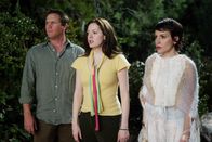 Charmed - Zauberhafte Hexen – Phoebe (Alyssa Milano, r.) und Paige (Rose McGowan, M.) rufen Leo (Brian Krause, l.) zu Hilfe, um Piper aus den Fänger des Spinnendämon zu befreien ...