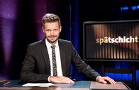 Spätschicht - Die SWR Comedy Show – Menschen, Satire, Sensationen - in der "Spätschicht" begrüßt Gastgeber Florian Schröder hochkarätige Gäste aus Comedy und Kabarett.
