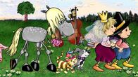Unser Sandmännchen – Der kleine König und seine Freunde spielen Theater und inszenieren die Märchenlieder vom Dornröschen, Bettelmann, Hänsel und Gretel. Nicht immer klappt das wie am Schnürchen. Mal dauern die Vorbereitungen zu lange, ein andermal will der König die Prinzessin nicht küssen.Ehe der Vorhang fällt wird aber alles gut.