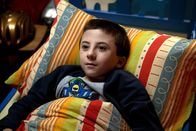The Middle – Als sich Axl als Schulprojekt um eine Babypuppe kümmern muss, dauert es nicht lange bis Brick (Atticus Shaffer), genervt von dem dauernden Geschrei, zu Sue ins Zimmer zieht ...