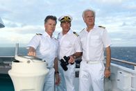 Das Traumschiff – Gespannt warten Kapitän Burger (Sascha Hehn, M.), Dr. Sander (Nick Wilder, l.) und Oskar Schifferle (Harald Schmidt, r.) auf die Ankunft ihrer neuen Kollegin.