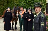 Um Himmels Willen – Schwester Agnes (Emanuela von Frankenberg, 3.v.r.), Schwester Felicitas (Karin Gregorek, 2.v.r.) und Schwester Hanna (Janina Hartwig, l.) hören von Polizist Meier (Lars Weström, r.), dass die Mountainbiker, die das Pferd zum Scheuen gebracht haben, nun Anzeige gegen Waldarbeiter Richard Neulinger (Johann Schuler, 2.v.l.) erstatten wollen.