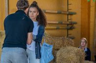 Sturm der Liebe – Philipp (Robin Schick, l.) gelingt es, Ana (Soluna-Delta Kokol, 2.v.l.) wegzulotsen, ohne dass sie Zoe (Lily Lück, r.) entdeckt.