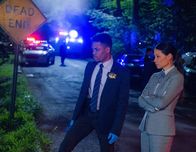 Elementary – Detective Marcus Bell (Jon Michael Hill, l.) und Watson (Lucy Liu, r.) machen während der Ermittlungen einen überraschenden Fund ...