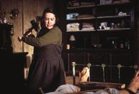 Stephen Kings Misery – Greift zu besonders drastischen Mitteln, um ihre Geißel am Weglaufen zu hindern: Annie (Kathy Bates)