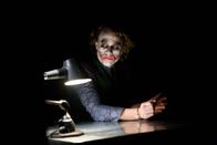 The Dark Knight – Hat ein mörderisches Ass im Ärmel: derJoker (Heath Ledger) ...