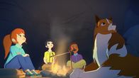 Lassie – Zoé, Kim, Harvey und Lassie bewundern an ihrem Nachtlager hoch in den Bergen den Sternenhimmel.