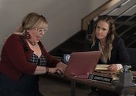 Criminal Minds – Penelope Garcia (Kirsten Vangsness, l.); Jennifer Jareau (A. J. Cook, r.)