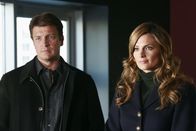 Castle – Hannah, eine der Protagonistinnen der Realityshow "The Wives of Wall Street" ist an einer Bushaltestelle ermordet worden. Richard Castle (Nathan Fillion, l.) und Kate Beckett (Stana Katic, r.) ermitteln ?