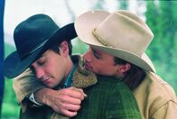 Brokeback Mountain – Angesichts der engstirnigen Moralvorstellungen haben Ennis (Heath Ledger, r.) und Jack (Jake Gyllenhaal, l.) keine andere Wahl, als ihr bürgerliches Leben wieder aufzunehmen. Die beiden heiraten, gründen Familien - und kommen dennoch nicht voneinander los ...