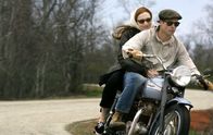 Der seltsame Fall des Benjamin Button – Endlich treffen Benjamin Button (Brad Pitt, r.) und Daisy (Cate Blanchett, l.) wieder aufeinander; beide nun etwa gleichaltrig. Prompt verlieben sie sich ineinander und verbringen einige wunderbare Jahre miteinander. Doch dann wird Daisy schwanger ...