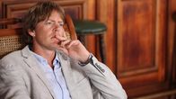 Death in Paradise – Dieses Mal ermitteln Humphrey (Kris Marshall) und das Team in der Welt der Reichen und Schönen. Ein alter Schulfreund von Fidel wurde erschossen.