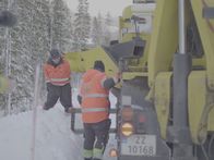 Ice Road Rescue - Extremrettung in Norwegen – Stig is out on a simple rescue to pull up two cars from the ditch in a cabin field. (National Geographic/ITV Studios Norway AS)