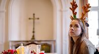 Das Fest der Liebe – Der Familiensegen hängt schief: Simone (Anna-Lena Klenke, re.) ist genervt.