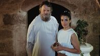 Triff... – Clarissa trifft den Philosophen Sokrates (Christian Rudolf), der im antiken Griechenland als der weiseste Mensch der Welt galt.