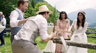 Watzmann ermittelt – Das Brautpaar Teresa (Melissa Khalaj, r.) und Raphael Geiger (Pablo Sprungala, 2.v.l.) sind frisch vermählt und sägen gemeinsam einen Baustamm durch. Sie werden von Cecilia (Mona Vojacek Koper, 2.v.r.) und Bastian (Frederic Heidorn, l.) angefeuert.