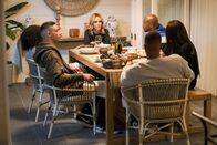 All American – (v.li.): Geffri Maya (Simone Hicks), Michael Evans Behling (Jordan Baker), Monet Mazur (Laura Fine-Baker), Taye Diggs (Billy Baker), Daniel Ezra (Spencer James), Samantha Logan (Olivia Baker).