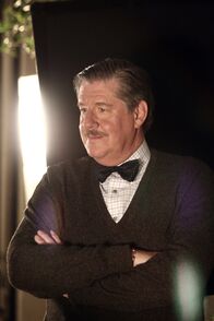 Gilmore Girls – Richard (Edward Herrmann) will Rory mit einem Geldangebot dazu bewegen, ihr Studium wieder aufzunehmen ...