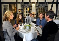 Rote Rosen – ARD ROTE ROSEN FOLGE 1630 Uhr im ERSTEN. An Lottes Geburtstag laden Ole (Patrik Fichte, r.) und Tine (Maike Bollow, l.) Lotte (Anna Willecke, 2.v.l.) und Brian (Alexander Beicht, 2.v.r.) zum Essen ein.