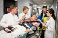 Praxis mit Meerblick – Nora (Tanja Wedhorn, 2. v. li.) liefert eine Patientin (Dagmar Laurens) im Krankenhaus ein. Wie immer gibt Dr. Heckmann (Patrick Heyn) wenig auf ihre Meinung. Krankenhausärztin Dr. Pirsich (Anne Werner) und Rettungsassistent Uwe (Andreas Birkner) sehen zu.