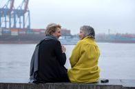 Großstadtrevier – Frau Küppers (Saskia Fischer, l.) muss sich mit einer Krebsdiagnose auseinandersetzen. Monika Böckhold (Eva Kryll, r.) gelingt es, sie trotz ihrer Verzweiflung zum Lachen zu bringen.