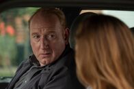 Killing Eve – Da Villanelle (Jodie Comer) in der Organisation nachgesagt wird, dass sie außer Kontrolle sei, schicken ihr "Die Zwölf" einen neuen Führungsoffizier. Beim Treffen mit Villanelle macht Raymond (Adrian Scarborough) eines unmissverständlich klar.