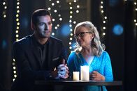 Lucifer – Linda (Rachael Harris, r.) hat einige Probleme mit Lucifers (Tom Ellis, l.) Plan, seine Mutter und seinen Vater um jeden Preis für ihre Taten zahlen zu lassen. Wird sie ihm trotzdem helfen?