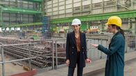 SOKO Wismar – Tanja Hoffmann (Kathrin Kühnel, l.), Falk Schöllers Teamleiterin, gibt zu, dass sie in ihn verliebt ist. Aber er hat ihr einen Korb und seiner Ehe eine zweite Chance gegeben. Hat Tanja Hoffmann die Zurückweisung nicht länger ertragen und sich an ihm gerächt? Karoline Joost (Nike Fuhrmann, r.) befragt sie.