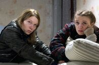 Im Schatten von Roubaix – Claude (Léa Seydoux, li.) und Marie (Sara Forestier, re.) wohnen zusammen in einem Armenviertel von Roubaix. Schon bald werden sie in mehreren Kriminalfällen verdächtigt.