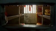 Gefängnisse – Das Gefängnis hat drei Trakte mit jeweils zwanzig Zellen, die jeweils nur groß genug für eine Person sind. Bis zu zwanzig Menschen, die nach Gangzugehörigkeit aufgeteilt sind, werden hier auf engstem Raum zusammengepfercht.