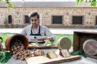 Abenteuer Spanien – An einer neuen Kreation für sein Käsesortiment tüftelt Jesús Alonso Gómez durchschnittlich bis zu zwei Jahre. Das Wichtigste für einen guten Geschmack ist aber immer noch die besondere Milch der Schafe.