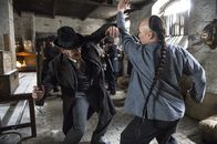 Ripper Street – Drake (Jerome Flynn, l.) und Wong King-Fai (Aaron Ly)