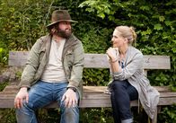Reiff für die Insel – Anwältin Katharina (Tanja Wedhorn) lauscht gebannt der Geschichte des vermeintlichen Schäfers Manuel (Antoine Monot, Jr.).